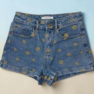 PacSun High Rise Wild Daisy Floral Print Denim Mom Shorts Size 24